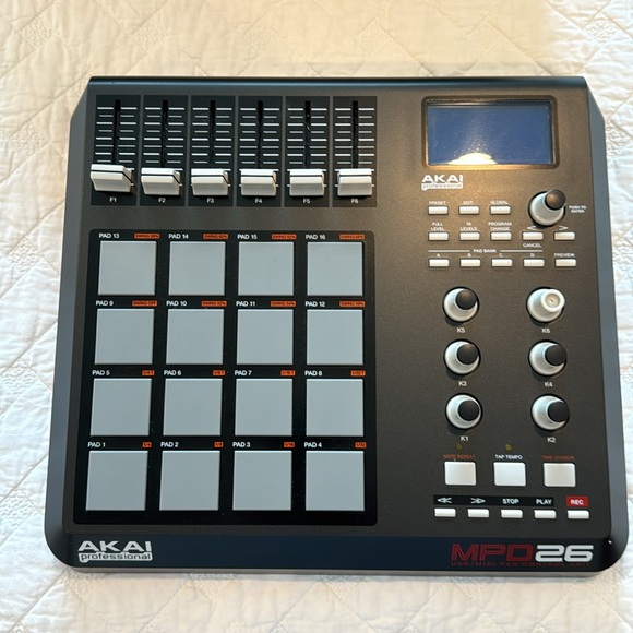 Rare Akai Professional MPD26 USB/MII Pad Controller for Hip-Hop Production - Picture 2 of 13